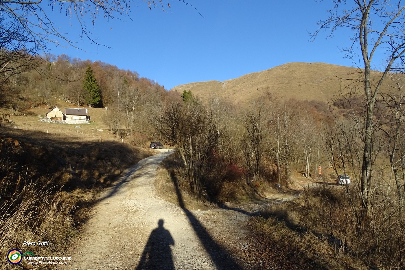 12 Proseguo a destra per Passo Baciamorti su sentiero 153.JPG